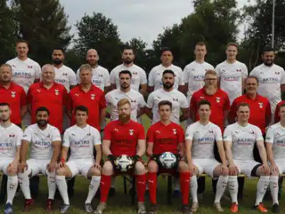 Der SV Harkebr&uuml;gge 2022/2023 (hinten, von links): Sascha Brunner, Mazlum Orke, Hussein Chahrour, Dennis Lang, Maycoll Canizales, Jens  Meyer, Justin Horn,  Piotr Dziuba, (Mitte, von links) Werner Schulte, Matthias Beelmann, Frank Hinrichs,  Hani Hassan, Burak Odabasi, Timo Rippen, Thomas Basler, Trainer Uwe Villwock, (vorne, von links) Dietrich Schremser, Mahmoud Manaa, Alexei Mititelu, Daniel Pigge, Jan Witten, Johannes Gr&ouml;neweg, Dustin Villwock, Torben Claassen; es fehlen: Waldemar Eirich,  Serhat Orke, Rasmus Wienken, Dariusz Fabisiak, Marcel Koziorowski