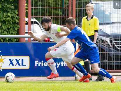 Dennis Lang (wei&szlig;es Trikot) geh&ouml;rt zu den Leistungstr&auml;gern beim SV Harkebr&uuml;gge.