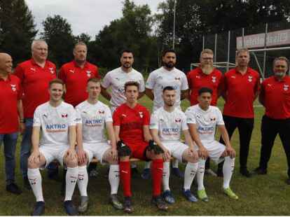 Fu&szlig;ball-Kreisligist SV Harkebr&uuml;gge setzt gro&szlig;e Hoffnungen in seine Neuzug&auml;nge, die die Verantwortlichen jetzt vorgestellt haben (hinten, von links): Trainer Uwe Villwock, Matthias Beelmann, Werner Schulte, Hani Hassan, Burak Odabasi, Timo Rippen, Frank Hinrichs, Thomas Basler sowie (vorne, von links) Justin Horn, Jens Meyer, Jan Witten, Diedrich Schremser und Maycoll Canizales