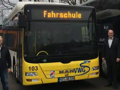 VWG-Gesch&auml;ftsf&uuml;hrer Michael Emschermann (rechts) &ndash; hier auf einem Archivbild mit Fahrlehrer Thomas Hupasch &ndash; sieht dringenden Handlungsbedarf beim Thema Fachkr&auml;ftemangel.