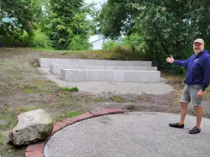 Das &bdquo;Amphitheater&ldquo;hat bereits Gestalt angenommen. Noch ist nicht alles ganz fertig. F&uuml;r die kreisrunde Fl&auml;che wird noch ein gr&ouml;&szlig;erer Findling als Tisch gesucht.