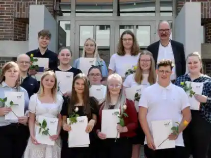 Zeugnisse gab es f&uuml;r die neuen Kaufleute f&uuml;r B&uuml;romanagement.