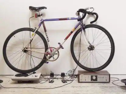 In Leonardo Ulians Installation wird das Fahrrad zu einem Orchester, dessen Rhythmus durch die Drehung des Rades bestimmt wird.