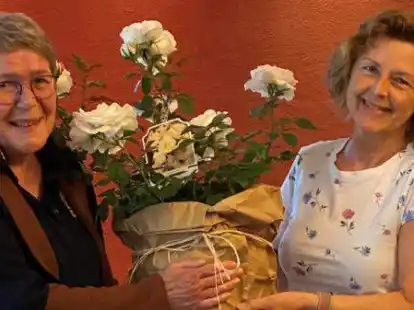 Lore Timme-H&auml;nsel (links) bekam von ihrer Nachfolgerin Kerstin Eppler eine Lions-Rose &uuml;berreicht.