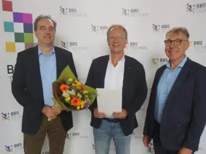 Abschied in den Ruhestand: Schulleiter Andreas Berndt (von links), Klemens Kleine Bornhorst und Abteilungsleiter Dieter Stolte