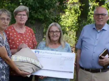 Spenden&uuml;bergabe (von links): Marina Meyer, Marlies Dirkes und Hildegard Gebhardt von der Kleiderkammer &uuml;bergaben den symbolischen Scheck an den Pfarreiratsvorsitzenden Georg Pugge.
