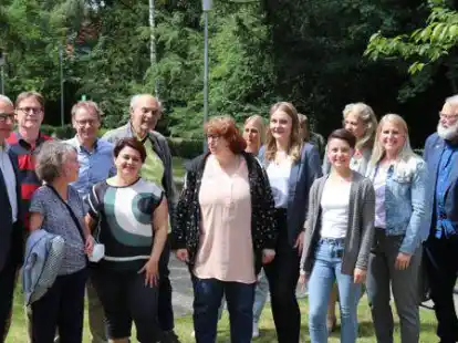 Die Europaabgeordnete Katrin Langensiepen (3. von links) war mit weiteren Gr&uuml;nen-Politikern zu Gast in der Diakonie Himmelsth&uuml;r und tauschte sich mit Gesch&auml;ftsf&uuml;hrer J&ouml;rg Arendt-Uhde (links) sowie Besch&auml;ftigten aus.