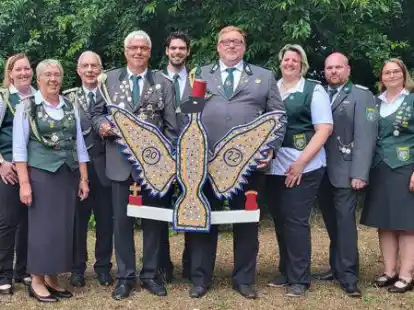 Adler&uuml;bergabe: Der Vorstand des Sch&uuml;tzenvereins Neuland freut sich schon auf das K&ouml;nigsschie&szlig;en im August.