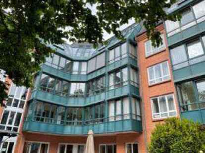 Vom Innenhof kann man die einzelnen Zimmer sehen. Hier sind schon lange mehrere Jalousien deffekt.