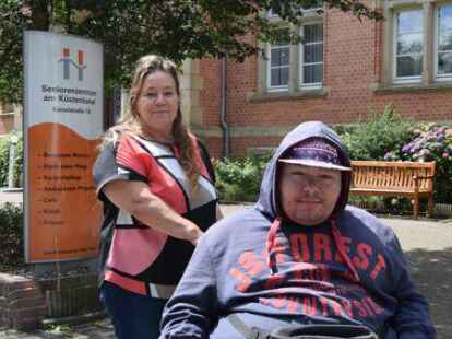 Michaela Meenken beschwert sich schon l&auml;nger &uuml;ber die kaputten Jalousien im Zimmer ihres Sohnes Sascha Meenken (rechts), der seit 2014 im Senioren- und Pflegezentrum am K&uuml;stenkanal lebt.