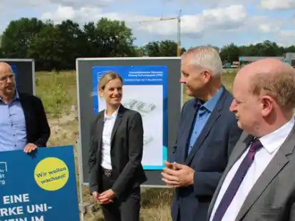 Zufriedene Gesichter auf dem Gel&auml;nde der Universit&auml;tsmedizin: Hans Gerd Nothwang (von links), Julia Figura, Bj&ouml;rn Th&uuml;mler und Reinhold Hilbers