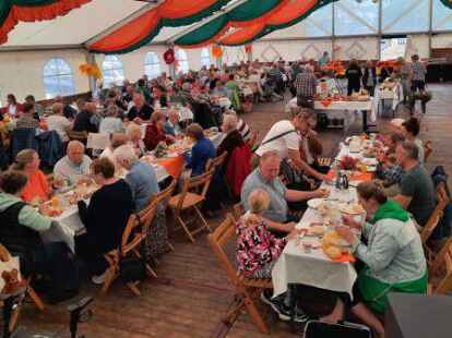 Reichlich gedeckte Tische: Das erwartete die 160 Teilnehmer am B&uuml;rgerfr&uuml;hst&uuml;ck in Petersfehn.