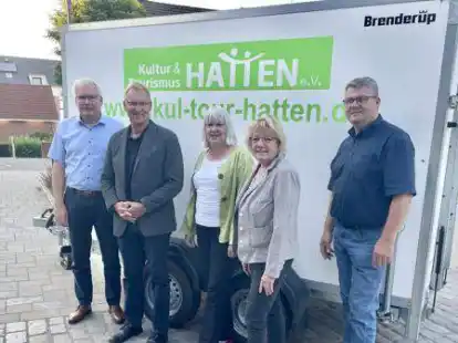 Das aktuelle  Vorstandsteam der Hatter Kultur- und Tourismusvereins vor dem neuen Anh&auml;nger: (von links) Carsten Westd&ouml;rp, Guido Heinisch, Uta Wilms, Marina Franz und Bodo Henke.