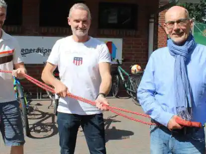 Wollen jetzt gemeinsam an einem Strang ziehen: Sascha Fankh&auml;nel, Vorsitzender des Ortsb&uuml;rgervereins Metjendorf, Heidkamp, Ofenerfeld (v.l.), Ralf Bruns, Vorsitzender der Gemeinschaft &bdquo;Jan Koopmann/ Alexandersfeld&ldquo; und Ernst Dickermann, Vorsitzender des B&uuml;rgervereins Ofenerdiek.