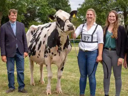 Zur &bdquo;Miss Stollhamm&ldquo; wurde bei der Tierschau die Kuh &bdquo;Melody&ldquo; von Marian Beerepoot (Mitte) gek&uuml;rt. Es gratulierten die Preisrichter (von links) Renke Wallrichs, J&uuml;rgen Hobbie, Karina N&ouml;lker und Fenna G&ouml;deker.