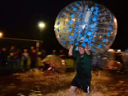 Spiel vier beim Spohler Dorffest: Das findet wie immer im Wasser statt. Die Organisatoren haben sich wieder neue Wettbewerbe ausgedacht.