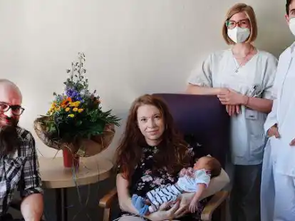 Liam ist da: Die Eltern Dirk Nordenbrook und Stefanie Janzen freuen sich zusammen mit Hebamme Sophie Fehner und Dr. Pavlos Kalaitzidis ( von links)  &uuml;ber die gelungene Geburt. Bild: