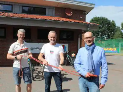 Wollen jetzt an einem Strang ziehen: Sascha Fankh&auml;nel, Vorsitzender des Ortsb&uuml;rgervereins Metjendorf, Heidkamp, Ofenerfeld, Ralf Bruns, Vorsitzender der Gemeinschaft &bdquo;Jan Koopmann/ Alexandersfeld&ldquo; und Ernst Dickermann, Vorsitzender des B&uuml;rgervereins Ofenerdiek