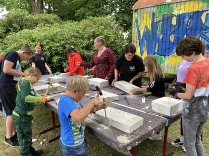 Die Kinder und Jugendlichen schufen im Garten des Jugend- und Vereinshauses &bdquo;Weberei&ldquo; aus Ytong-Bl&ouml;cken Kunstwerke.