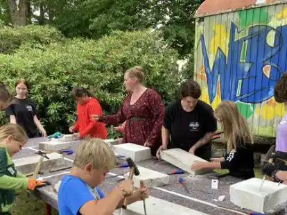 Die Kinder und Jugendlichen schufen im Garten des Jugend- und Vereinshauses &bdquo;Weberei&ldquo; aus Ytong-Bl&ouml;cken Kunstwerke.