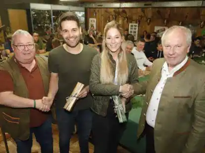 Als Pr&uuml;fungsbeste erhielten Gerrit Osterloh (2.v.l.)  und Anna Schmiemann aus Kampe  (3.v.l. ) aus den H&auml;nden des J&auml;gerschaftsvorsitzenden Bernd Kurmann (rechts) ein Jagdmesser mit Widmung &uuml;berreicht. Zum Erfolg gratulierte auch Kreisj&auml;germeister Herbert Pitann.