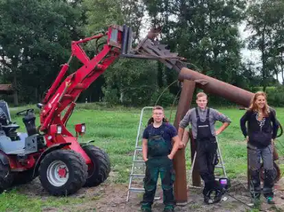 Maximilian Reinekirchen, Joost Boekhoff, Ilona Schumacher und Tanja von Nethen mit dem am Mittwochabend fertiggestellten Pferd aus Stahl am Borchersweg 131.