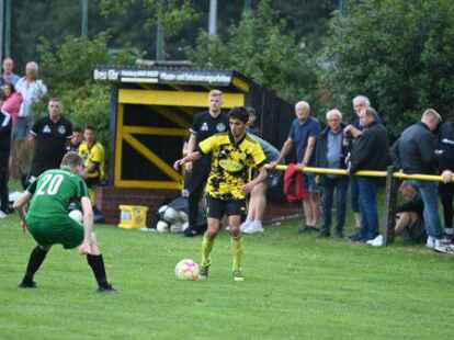 Mohamed Moustapha (in Gelb) und der TuS Strudden verspielten eine 2:0-F&uuml;hrung gegen Larrelt.