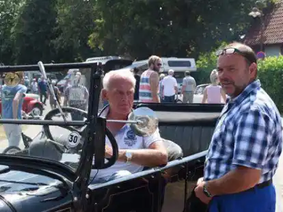 Die Mitglieder der Oldtimer Interessengemeinschaft organisieren seit elf Jahren das Oldtimertreffen am Vareler Hafen.
