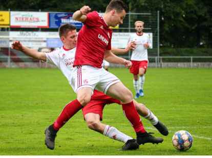 Der FC Sedelsberg um Henning Kampen (rotes Trikot) kassierte in der vergangenen Spielzeit 70 Gegentore.