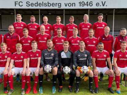 Der FC Sedelsberg (Hinten, von links): Jens Thien, Andre M&uuml;ller, Michael Renken, Dennis Reiners, Mathis Woloschin, Hendrik Schrand, Gerrit Buscherm&ouml;hle, (Mitte, von links) Trainer Marcel Schr&ouml;der, Co-Trainer Peter Vohlken, Luca Jongeling, Sebastian Brundel, Henning Kampen, Niklas Focken, Maximilian Dreyer, Torwart-Trainer Stefan Renken, Betreuer Markus Schaletzki, (vorne, von links) Mathis Thoben, Timo Niemann, Jonas Burrichter, Lukas Remmers, Mika Dultmeyer, Jan H&uuml;ninghake, Spas Bayraktarov, Marc Br&uuml;nemeyer.
