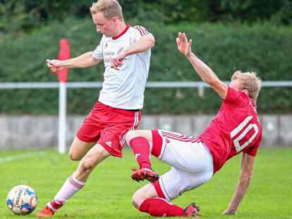 Torj&auml;ger Dennis Reiners vom FC Sedelsberg (rotes Trikot) versucht seinen Gegenspieler auszubremsen.