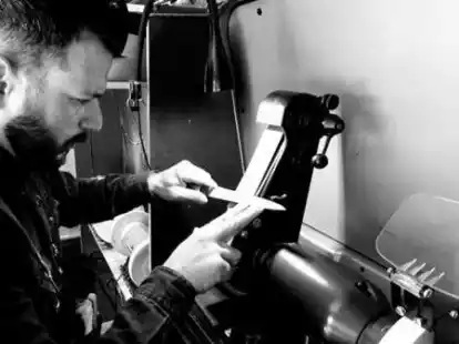 Sorgt f&uuml;r scharfe Messer und Werkzeuge: Bino Kraus ist im August wieder auf dem Wochenmarkt in Hude mit seiner mobilen Schleiferei zu Gast.