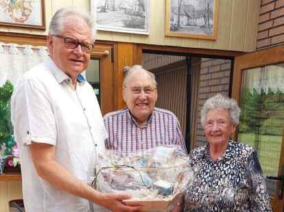 B&uuml;rgermeister Heiner Lauxtermann verabschiedet Bezirksvorsteher Hans Meine im Beisein dessen Ehefrau. Foto: Privat