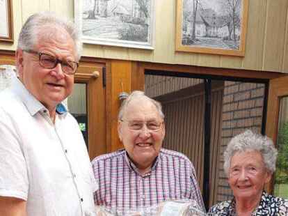 B&uuml;rgermeister Heiner Lauxtermann verabschiedet Bezirksvorsteher Hans Meine im Beisein dessen Ehefrau.
