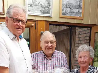 B&uuml;rgermeister Heiner Lauxtermann verabschiedet Bezirksvorsteher Hans Meine im Beisein dessen Ehefrau.