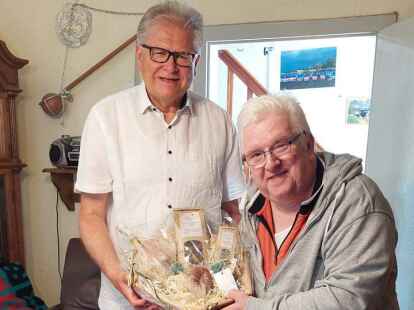 Da die Bezirksvorsteher Gerhard J&uuml;rgens und Hans Meine nicht an der gemeinsamen Zusammenkunft teilnehmen konnten, verabschiedete  B&uuml;rgermeister Heiner Lauxtermann die Bezirksvorsteher pers&ouml;nlich. Foto: Privat