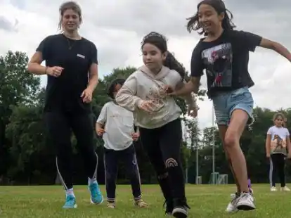 Jasna (11, rechts) und Retaj (7, Mitte) haben m&auml;chtig viel Spa&szlig; beim Fu&szlig;ballspiel. Sportstudentin Hanne Amelsbarg (25, links) betreut die M&auml;dchen.
