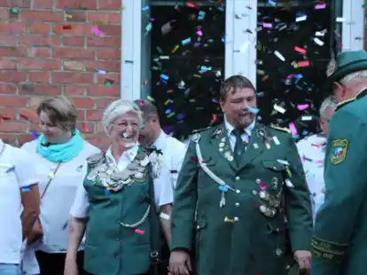 Freuen sich aufs Sch&uuml;tzenfest in B&uuml;hren: stellv. Brudermeister Thorsten Pieper (von links), Thronmitglied Albert Johannes, Sandra de Vries, K&ouml;nigin Renate I. Buller, Prinzgemahl Kay Buller, General Aloys Grave