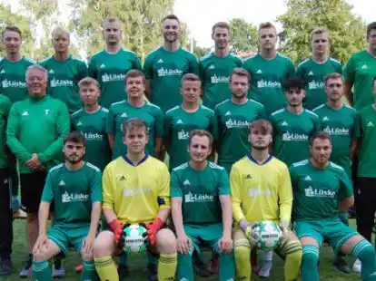 Der SV H&ouml;ltinghausen (hinten, von links): Jonas Middendorf, Tom Westerkamp, Tom Eckhoff, Leon Sch&uuml;rmann, Luis Th&ouml;lking, Jonas Meyer, Christopher Sch&ouml;nbrunn, Betreuer Florian Sieverding (Mitte, von links) Trainer Ralf Pasch, Betreuer Michael Pasch, Yannik Bonk, Linus Richter, Julius Plate, Steffen Hermes, Timo Maurer, Bastian Wessels, Betreuer Felix Kr&uuml;mpelbeck (vorne, von links) Devin Karg, Yannik Irmer, Finn Backhaus, Sascha Pudikov, Christoph Cebulla.