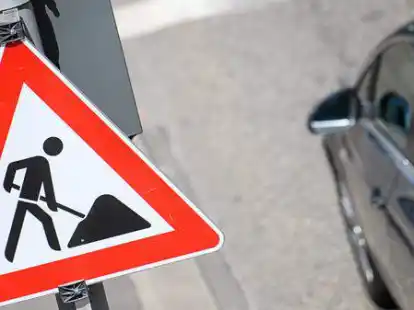 Weitere Baustelle: Die Fahrbahn wird im Bereich der Einm&uuml;ndung Burgstra&szlig;e/Hurreler Stra&szlig;e saniert.