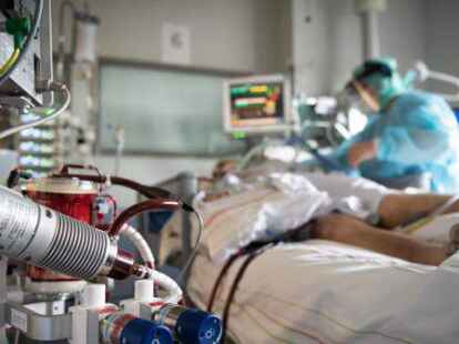 Kampf ums Leben: Blick in eine Corona-Intensivstation.
