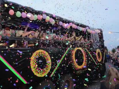 Ein Regen aus Konfetti und Bonbons: Der geh&ouml;rt traditionell zum gro&szlig;en Festumzug am Freitag zum Auftakt des Festes der 1000 Laternen.