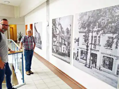 Maik Drieling und J&uuml;rgen Boyn (v.l.)  mit einigen der gro&szlig;formatigen historischen Aufnahmen.