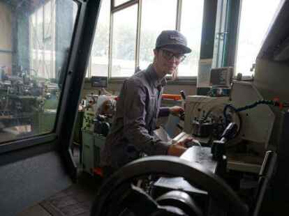 J&ouml;rg Bremann hat in der Werkstatt bei aqua seine Ausbildung zum Metallfeinbearbeiter absolviert.