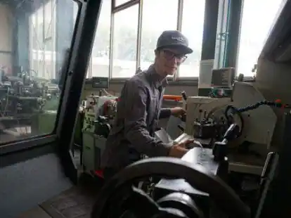 J&ouml;rg Bremann hat in der Werkstatt bei aqua seine Ausbildung zum Metallfeinbearbeiter absolviert.