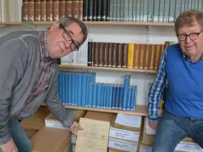 Kartonweise Geschichte der alten Gemeinde Rodenkirchen haben Eckhard Meyer (links) und Manfred Kirsch aufgearbeitet.