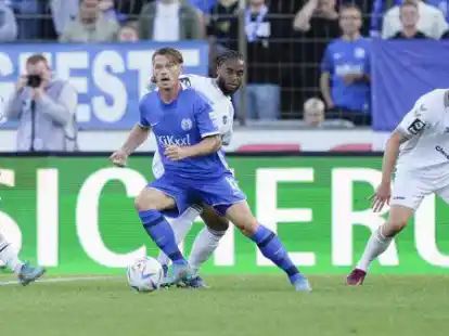 Eng am Gegenspieler: Oldenburgs Dominique Ndure bedr&auml;ngt Meppens Marvin Pourie. Ndures Mitspieler Nico Knystock (links) und Oliver Steurer beobachten den Zweikampf.