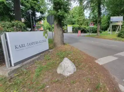 Die Karl-Jaspers-Klinik in Wehnen: Wegen des Fachkr&auml;ftemangels und Corona-Erkrankungen fallen derzeit viele Mitarbeiter aus. Drei Stationen mussten deshalb vor&uuml;bergehend geschlossen werden.