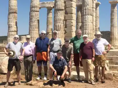 <p>Ehemalige AGO-Sch&uuml;ler vor dem Poseidon-Tempel in Kap Sounion (von links): Michael Steiger, Dr. Uwe Brinkhoff, Dirk Jan&szlig;en, Dr. Andreas Giebel, Christian Schewe, Prof. Dr. Ralf Hadeler, Eilert Dettmers, Hartmut Jan&szlig;en und  Prof. Dr. Volker Vahrenkamp</p>
