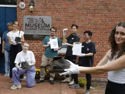 Bereiten die Sonderausstellung im Moor- und Fehnmuseum Elisabethfehn vor (von links): Hilke Ostend&ouml;rp, Antje Hoffmann, Johanne Jordan, Denise Neumann, Daniel Gm&auml;hle, Eyke Foraita, Ruoqi Gu und Julia Lehmann.